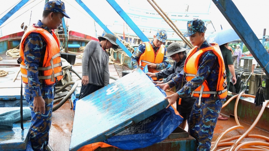 Biên phòng Cà Mau phát hiện 2 tàu vận chuyển gần 90.000 lít dầu lậu