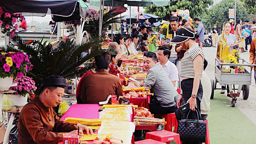 Bốc thăm ki - ốt kinh doanh sát khu vực Đền ông Hoàng Mười ở Nghệ An gây xôn xao