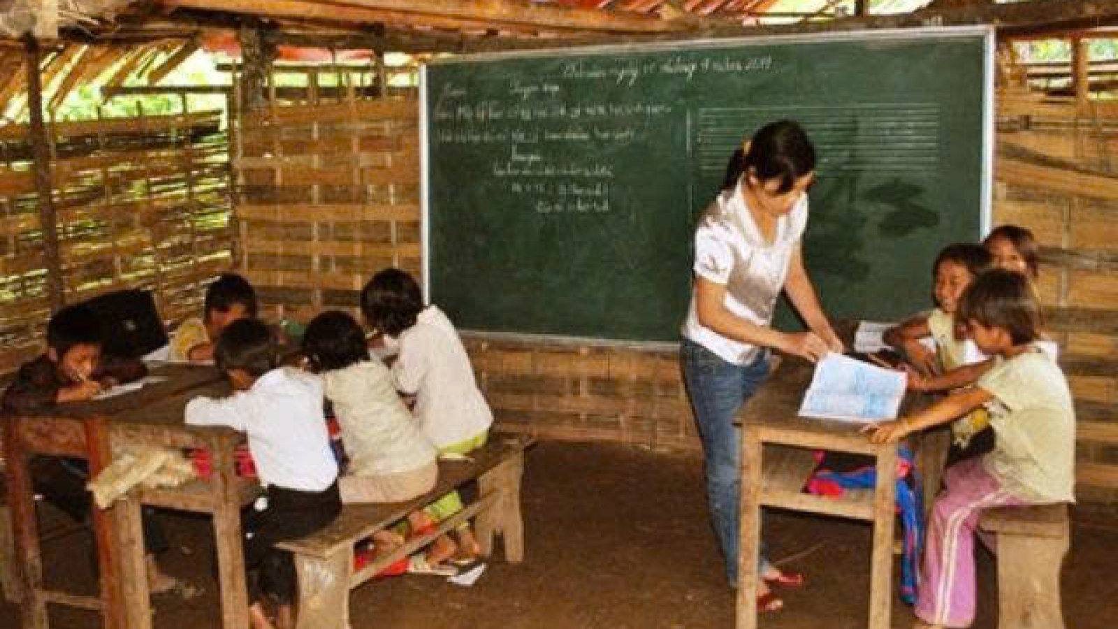 Thêm phụ cấp cho giáo viên tư vấn, giáo viên dạy tiếng dân tộc