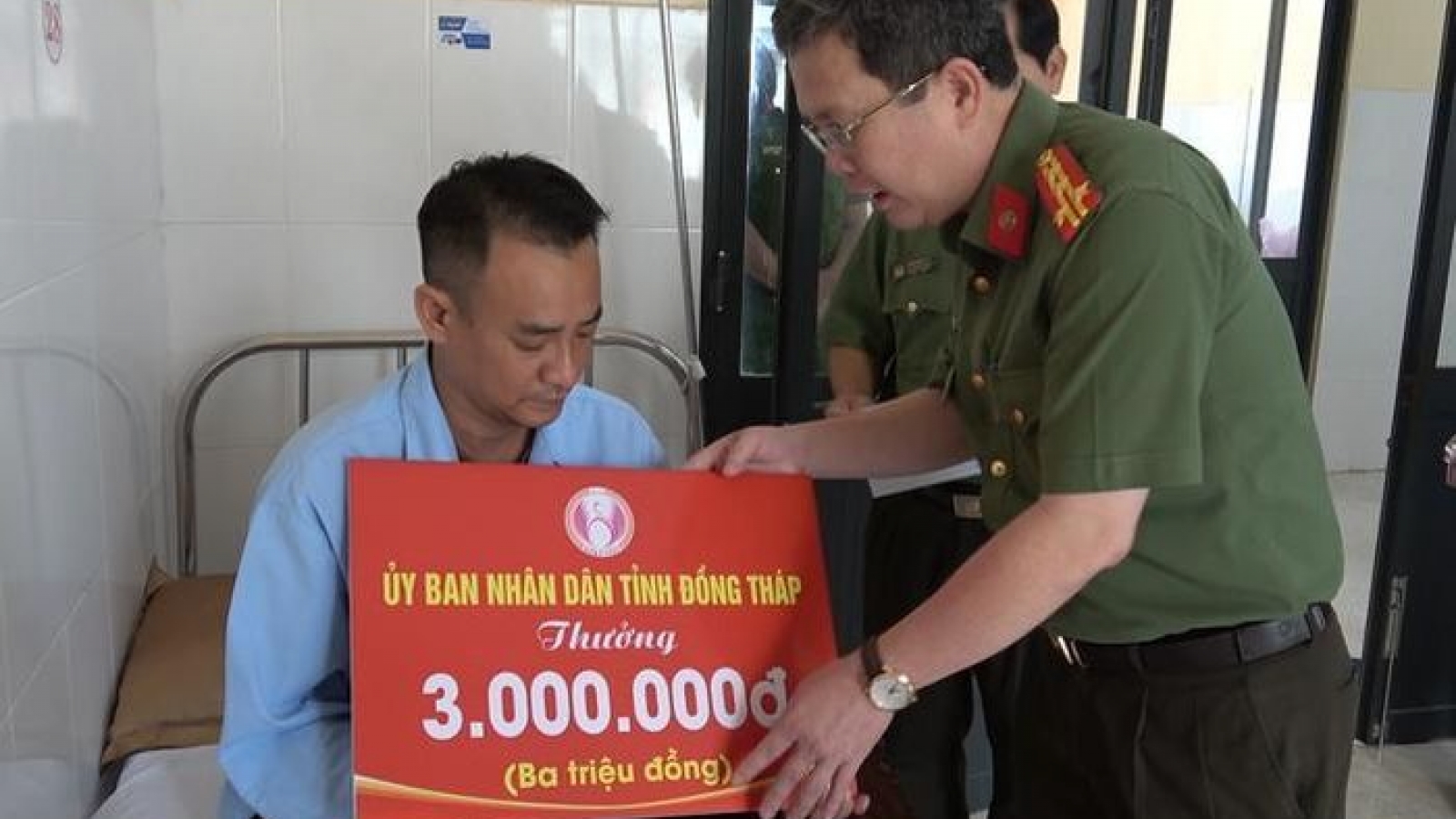 Khen thưởng 2 người dân dũng cảm bắt cướp có hung khí