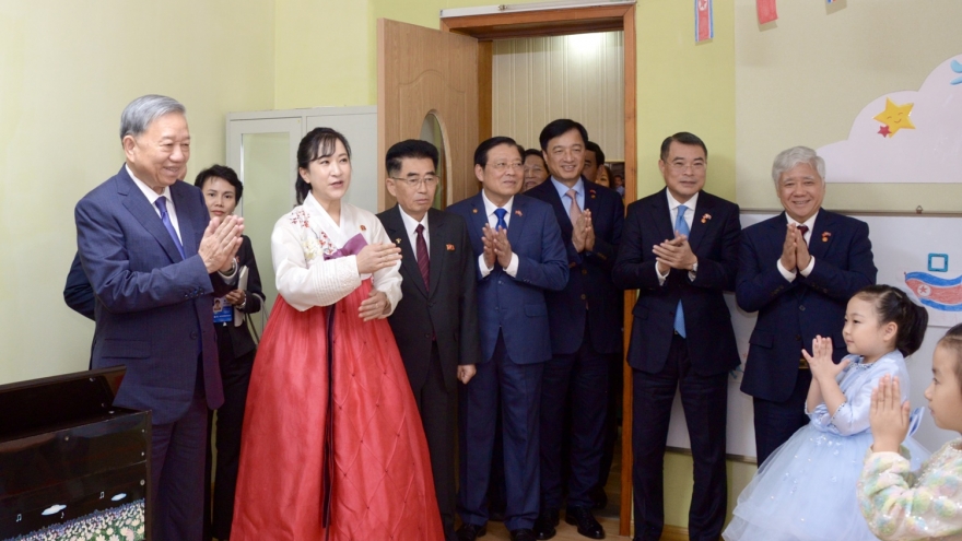 Tổng Bí thư thăm Trường mẫu giáo Kiêng Sang và lớp học mang tên Bác tại Triều Tiên