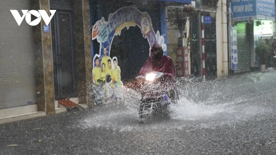 Chiều 13/10, Hà Nội và nhiều tỉnh xuất hiện mưa dông, khả năng xảy ra lốc, sét