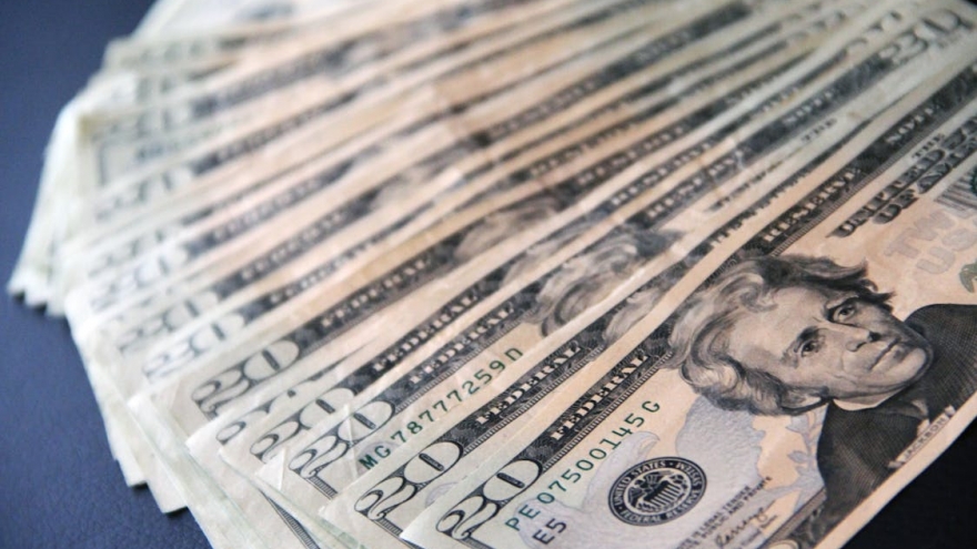 Tỷ giá USD hôm nay 25/10: Giá bán USD tự do tăng mạnh lên mức 27.700 đồng/USD