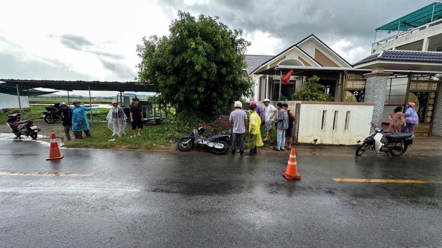 Xe máy chở ba học sinh lao vào trụ rào B40 ở Quảng Ngãi, một học sinh tử vong