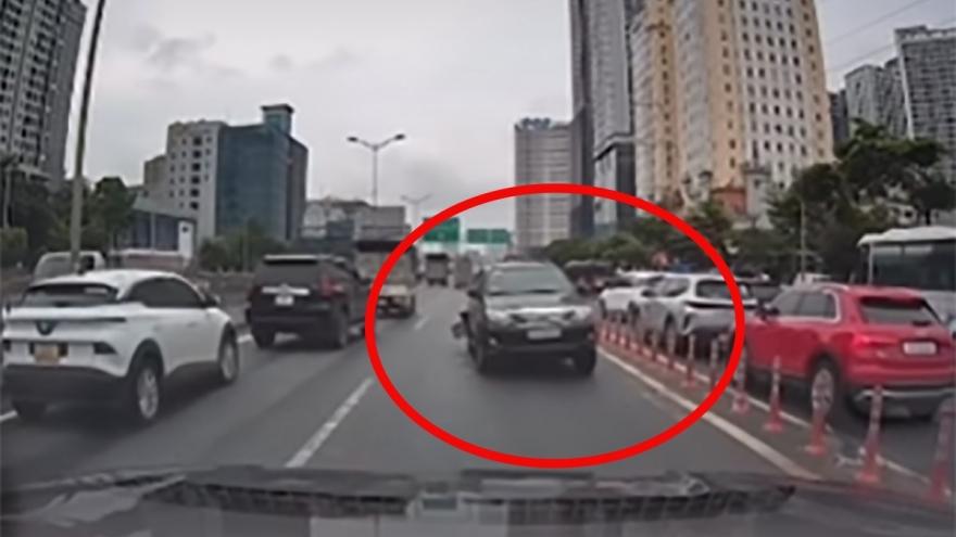 Phát hiện tài xế ô tô đi ngược chiều, nồng độ cồn gấp 3 mức kịch khung ở Hà Nội