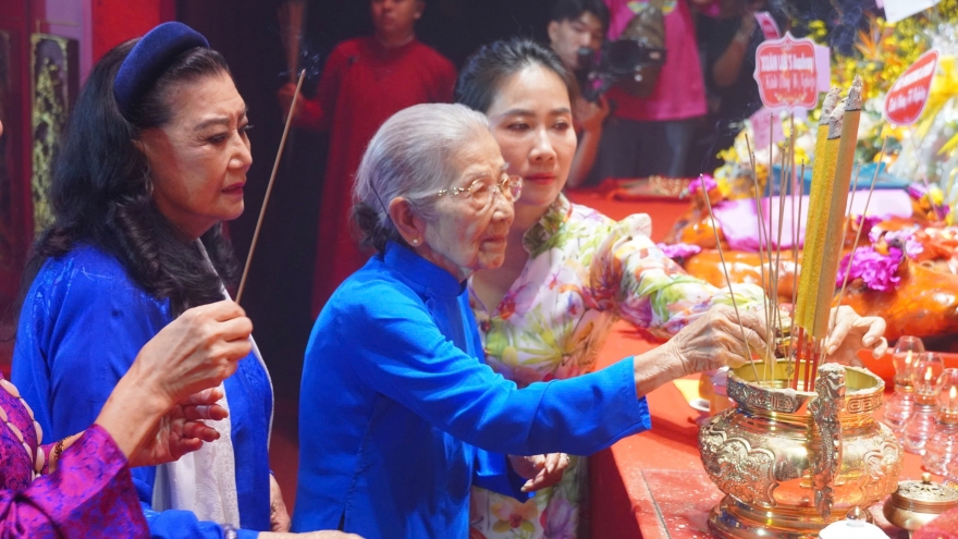 Sân khấu tại TP.HCM rộn ràng mùa giỗ Tổ