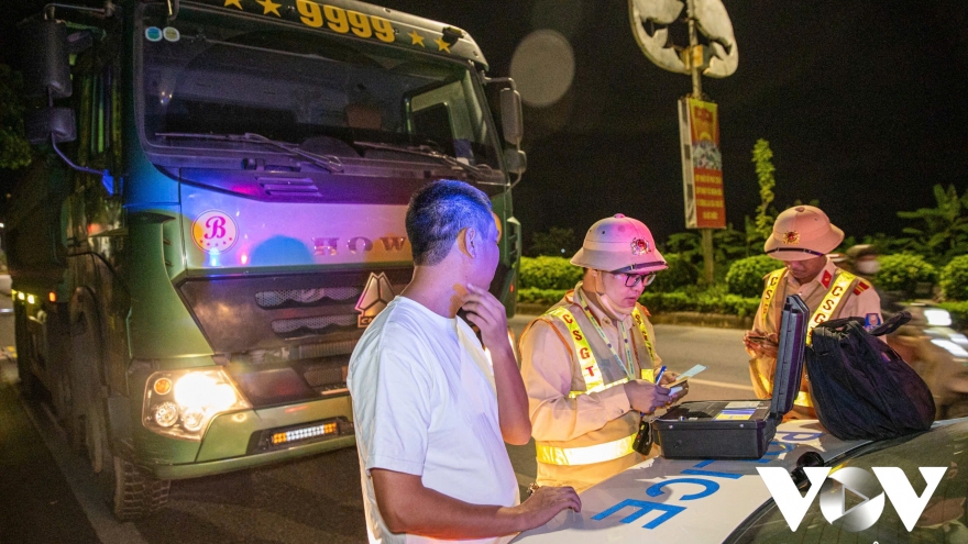 Cuộc chiến với xe quá tải trong đêm