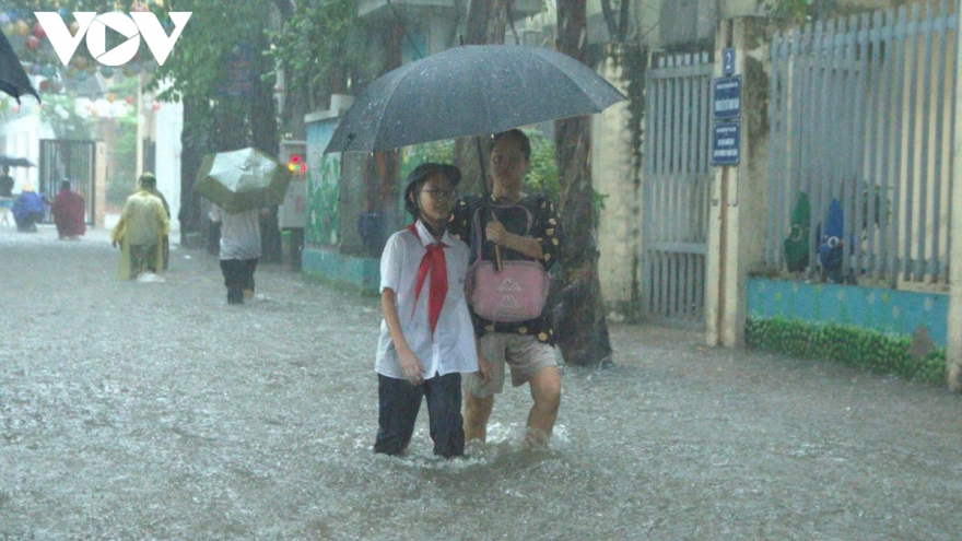 Lo ngại mưa to do bão số 11, một số trường ở Hà Nội chuyển sang học trực tuyến