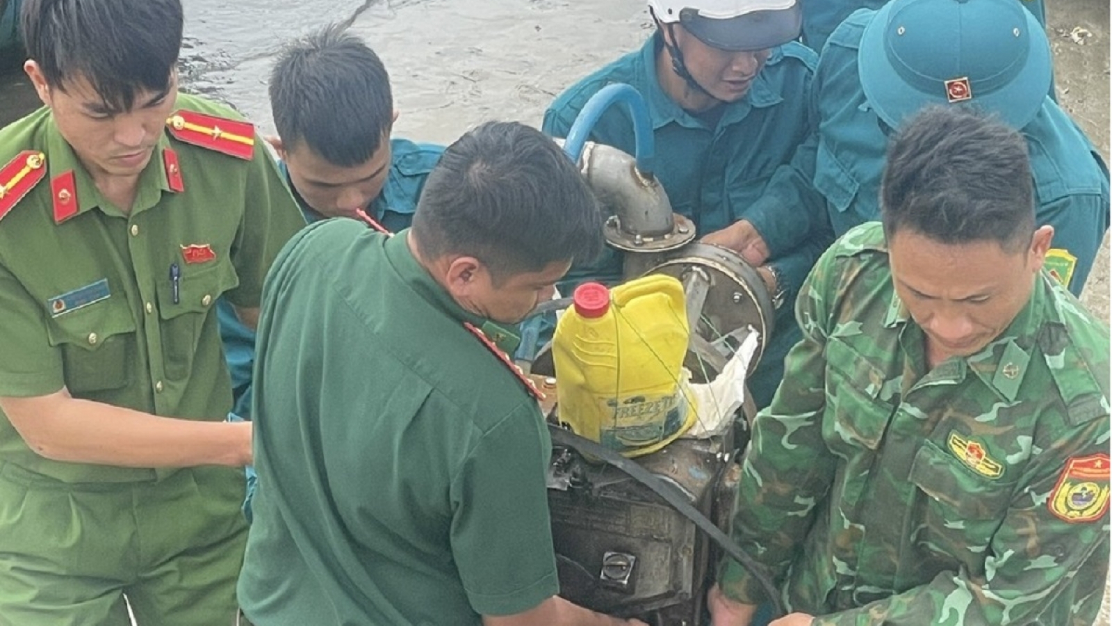 Biên phòng Tân Thành hỗ trợ cứu hộ phương tiện bị chìm do gió lớn