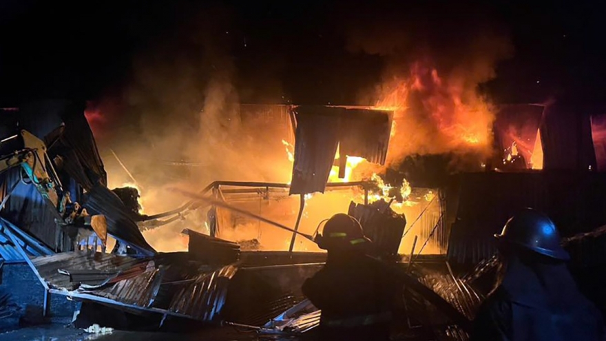 Cháy lớn tại nhà xưởng hơn 300m2 ở Nguyễn Khoái, Hà Nội