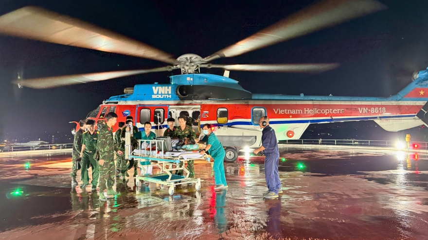 Trực thăng vượt đêm cấp cứu bệnh nhân nhồi máu cơ tim ở đảo Thuyền Chài