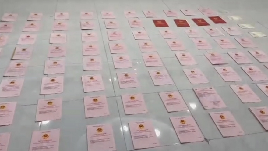 Khám xét nhà “Ngân 98”, thu giữ hàng chục sổ đỏ và nhiều tài sản