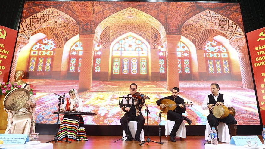 “Hành trình từ Xứ sở Phượng Hoàng đến Đất nước của con Rồng cháu Tiên”