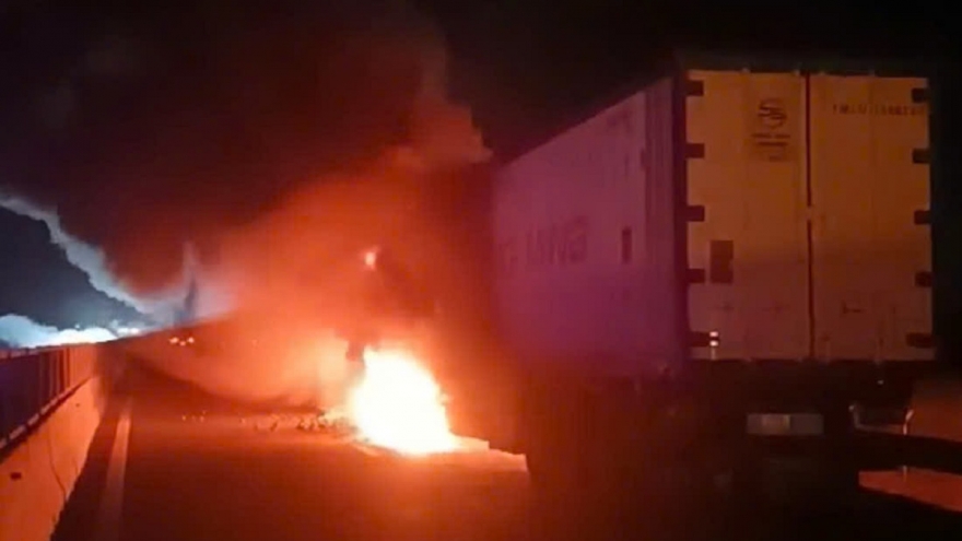 Cháy xe container trên cao tốc Vĩnh Hảo - Phan Thiết