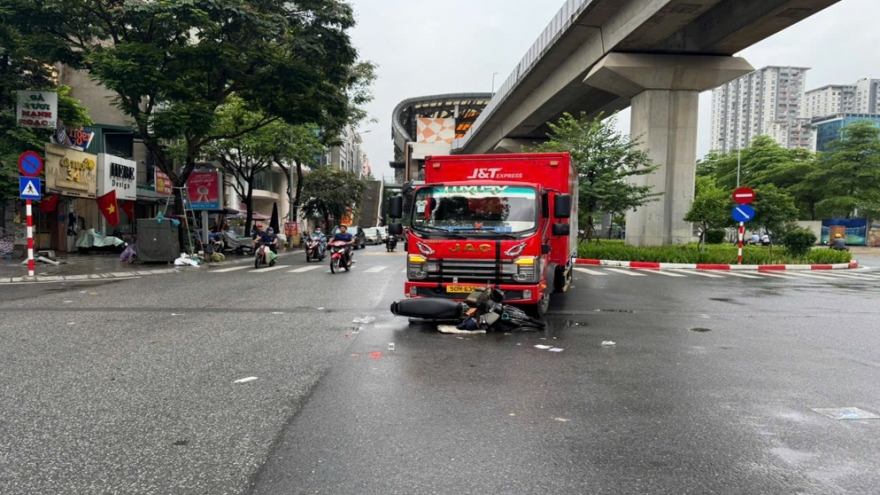 Tìm nhân chứng vụ tai nạn giữa ô tô tải và xe máy ở trung tâm Thủ đô