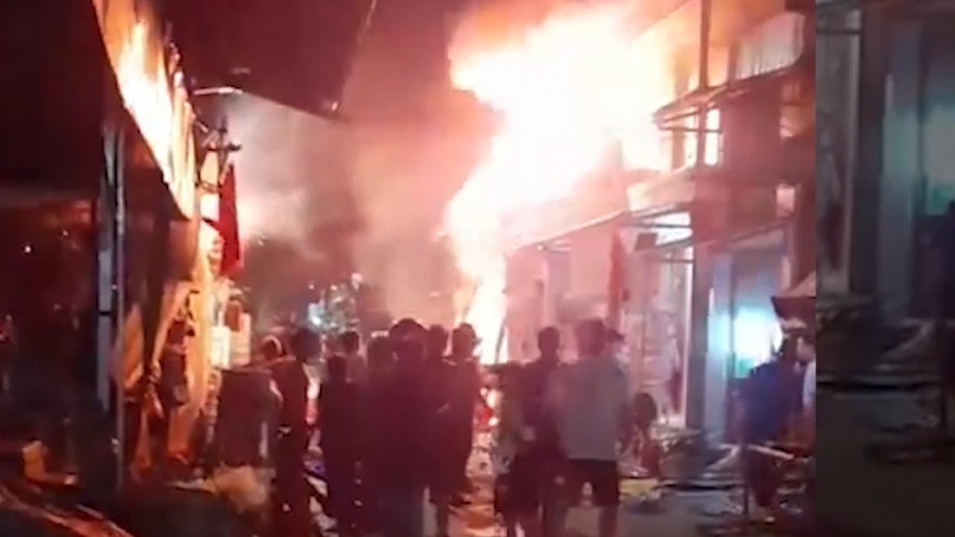 Cháy lớn ở chợ xã U Minh Thượng thiêu rụi 5 căn nhà