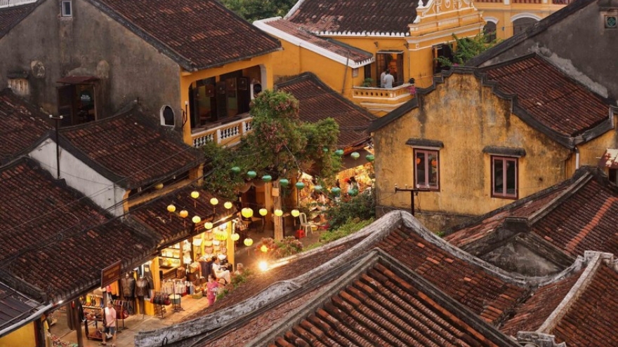 Mid-autumn festival glows in Hoi An ancient town