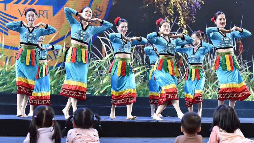 Chương trình nghệ thuật đậm đà bản sắc dân tộc tại Hội chợ Mùa Thu 2025