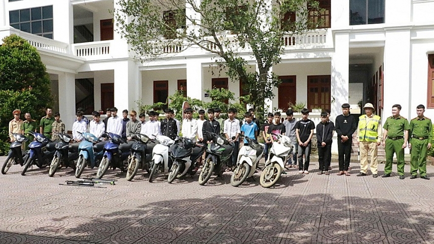 Mâu thuẫn qua mạng xã hội, hàng chục đối tượng dùng hung khí hỗn chiến trong đêm