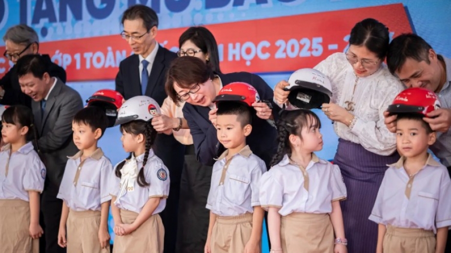 Honda Việt Nam trao gần 1,8 triệu mũ bảo hiểm cho học sinh lớp 1