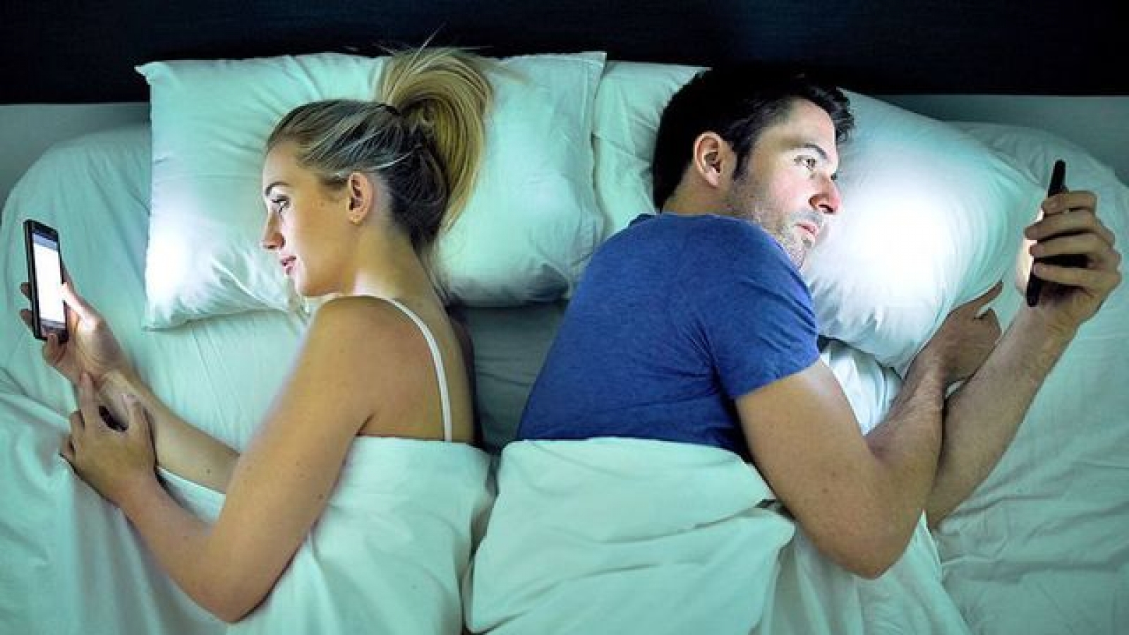 "Chung chăn, chung gối" nhưng 2 người "ôm thế giới riêng" với chiếc smartphone
