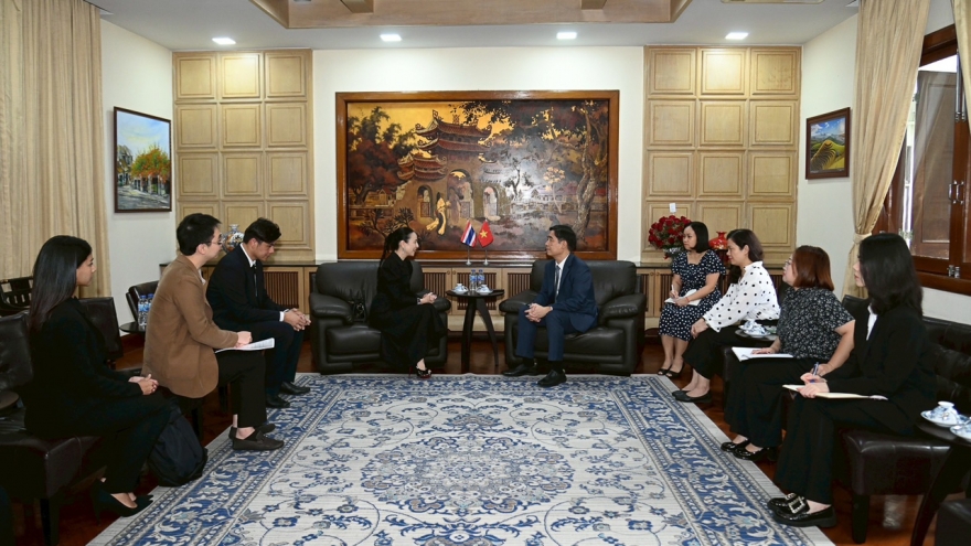 Đại sứ Phạm Việt Hùng tiếp Chủ tịch Liên đoàn Bóng đá Thái Lan