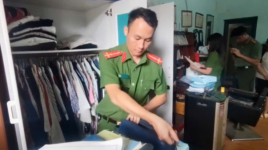 Khám xét nhà cựu cán bộ giáo dục ở Điện Biên vì nghi vấn lạm dụng từ thiện