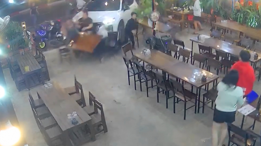 Mâu thuẫn trên bàn nhậu, nam thanh niên lao ô tô tông khiến 1 người tử vong