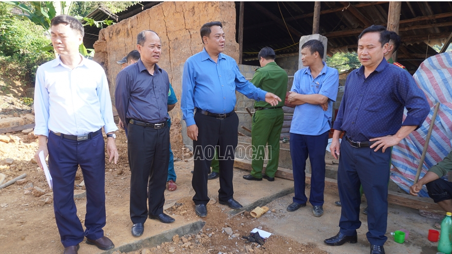 Lào Cai: Sập tường nhà trình tường, 3 người thương vong