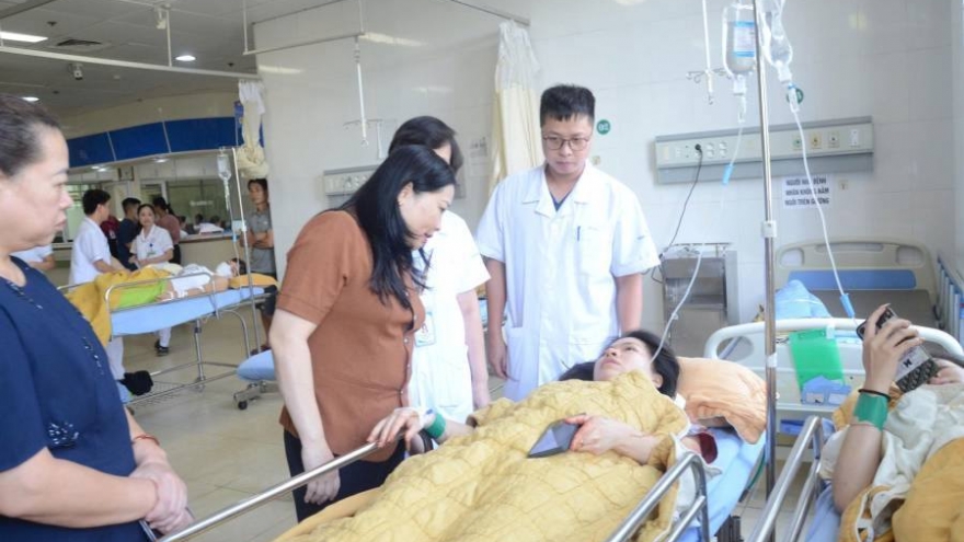 Lãnh đạo tỉnh Lào Cai kịp thời thăm hỏi, động viên các nạn nhân vụ tai nạn ở xã Việt Hồng