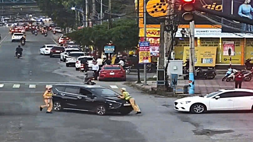 Tạm giữ hình sự đối tượng lao xe ô tô vào thiếu tá công an ở Nghệ An