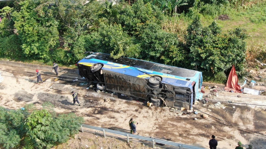 Hành khách kể lại giây phút xe khách bị lật trên đường tỉnh 172 (Lào Cai)