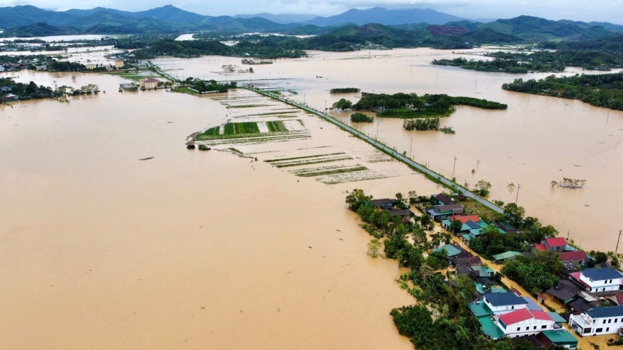 Miền Trung ngập sâu, lũ trên sông Bồ vượt đỉnh năm 2020