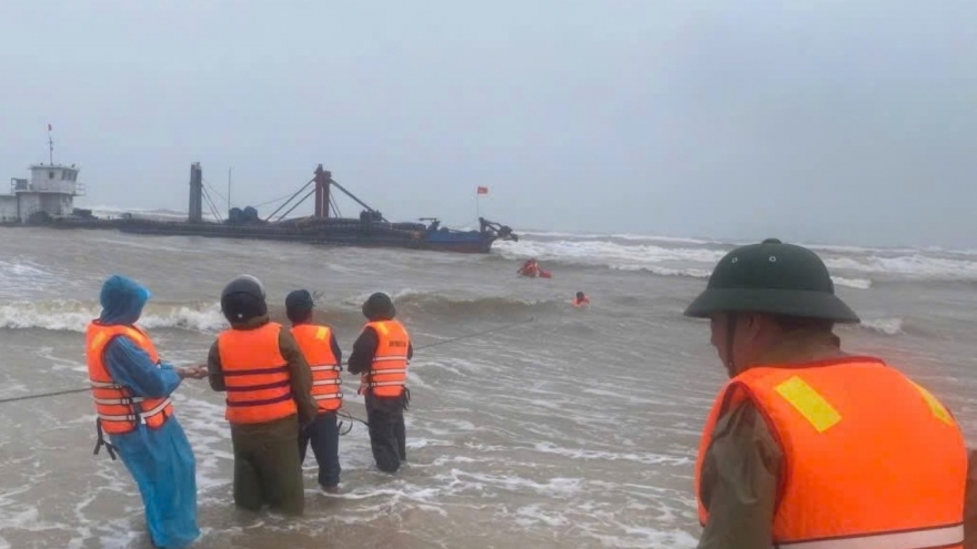 Cứu 4 thuyền viên trên tàu hàng trôi dạt gần bờ biển Quảng Trị