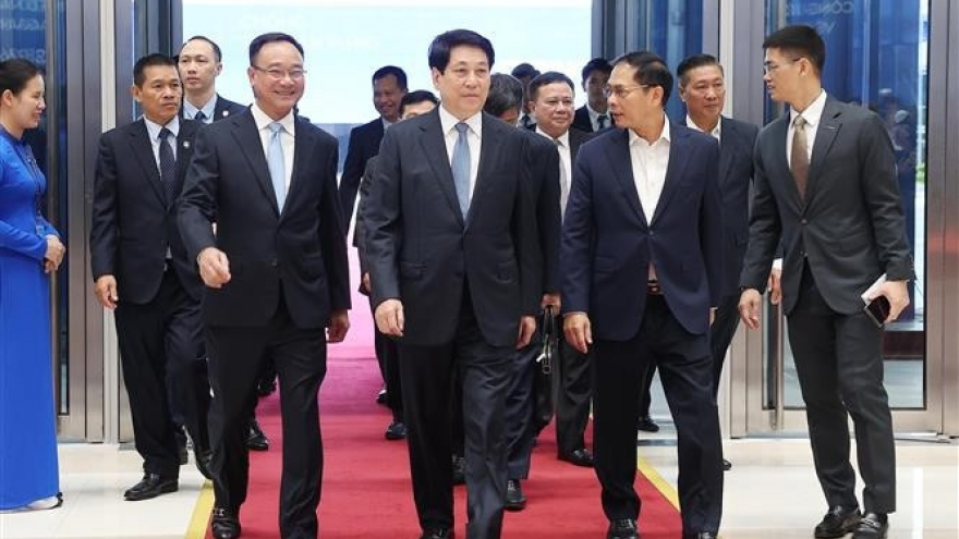 State leader inspects rehearsal for Hanoi Convention signing ceremony