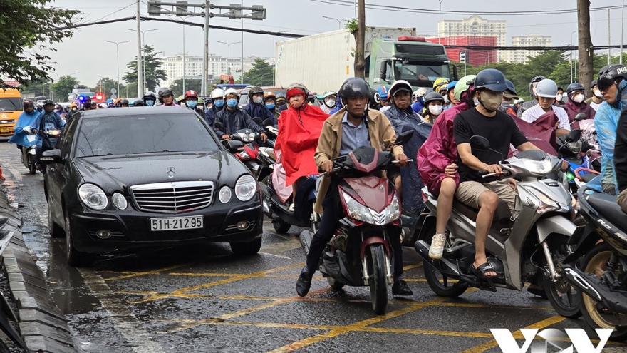 Xử phạt xe dừng, đỗ trên vạch mắt võng