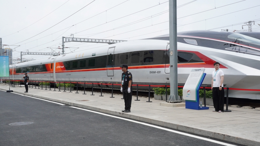 Tàu cao tốc nhanh nhất thế giới của Trung Quốc lập kỷ lục mới