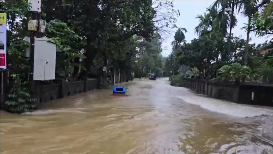 Mưa lớn, đường phố Huế thành sông, cao tốc La Sơn - Túy Loan ngập sâu