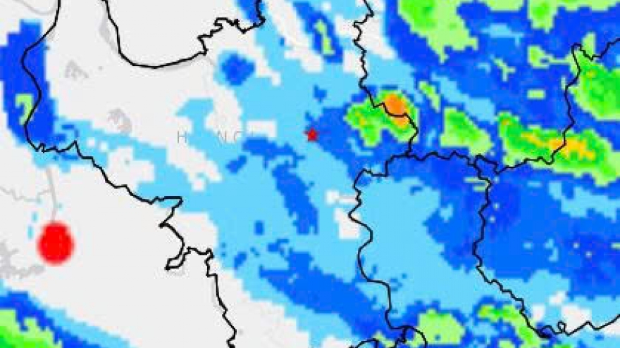 Cảnh báo dông, lốc, sét, mưa đá và mưa lớn cục bộ tại khu vực nội thành Hà Nội