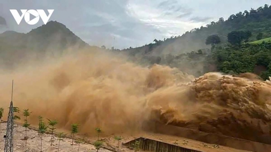 Bão Fengshen tương tác với không khí lạnh gây mưa lớn trên diện rộng ở Trung Bộ