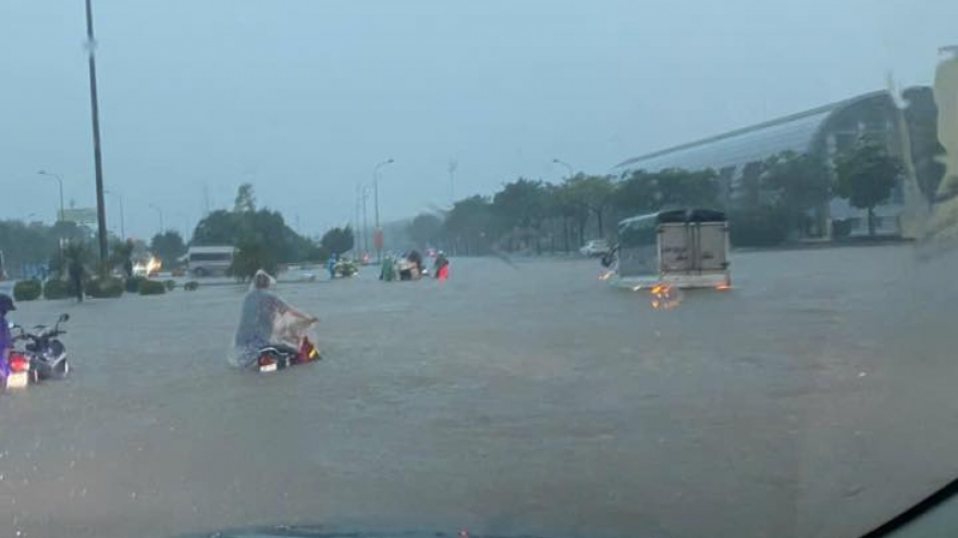 Hà Nội mưa trắng trời, nhiều tuyến phố ngập trong biển nước