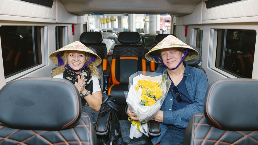 Secret Garden thích thú khi được tặng nón lá vẽ tay thủ công khi đến Hà Nội