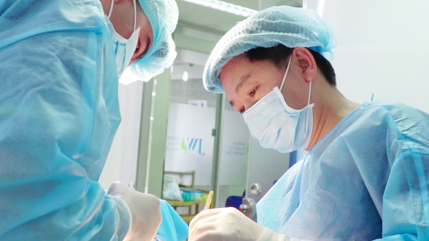 Nâng mũi “đổi vận”, người phụ nữ suýt mất luôn mũi