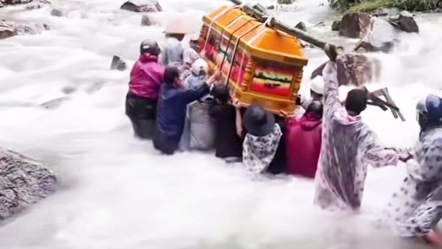 Người dân vùng cao Đà Nẵng khiêng quan tài vượt dòng nước lũ đi chôn cất