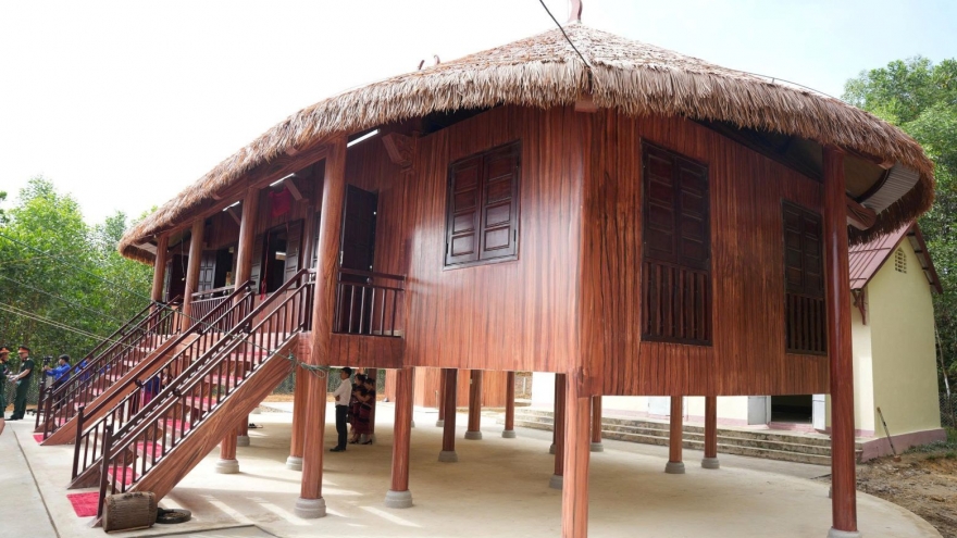 Bàn giao Nhà văn hóa cộng đồng kết hợp tránh lũ cho bà con miền núi TP Huế