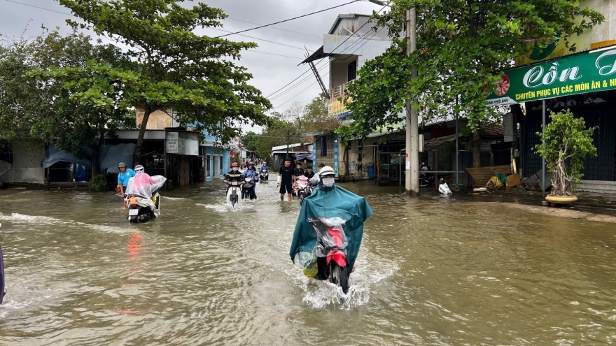 Taxi điện bị nước lũ cuốn trôi trong đêm, nhiều khu vực ngập sâu ở Huế