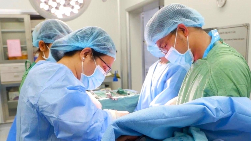 Cứu sống sản phụ bị ngừng tim sau khi nhìn thấy con chào đời