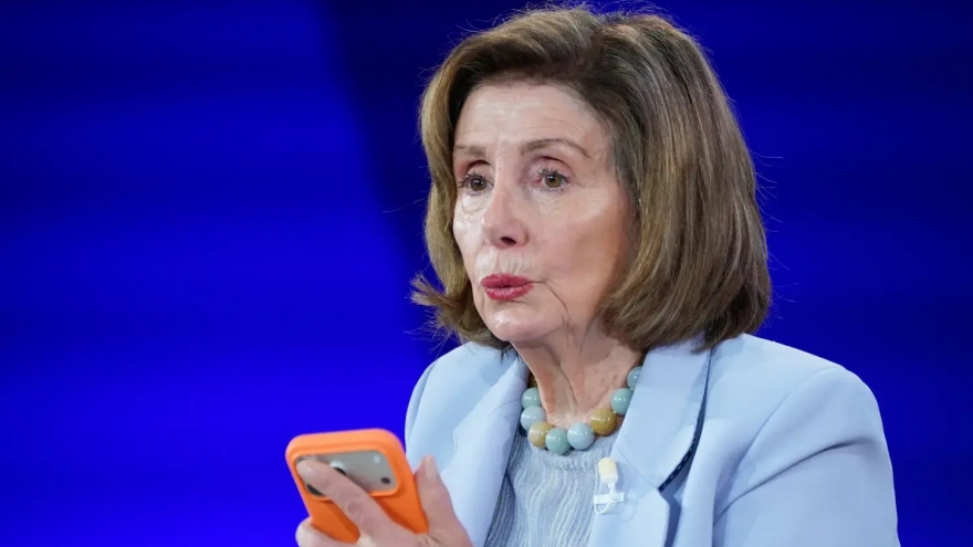 Nữ nghị sĩ Mỹ Pelosi quát “ngậm miệng lại” với phóng viên trên bậc thềm Quốc hội