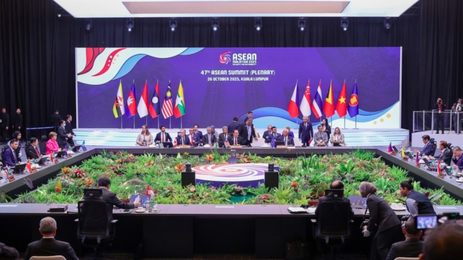 PM Pham Minh Chinh attends plenary and retreat sessions of 47th ASEAN Summit