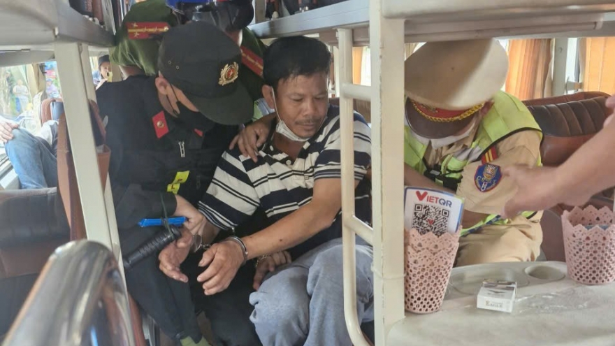 Bắt nghi phạm giết người đang lẩn trốn trên xe khách